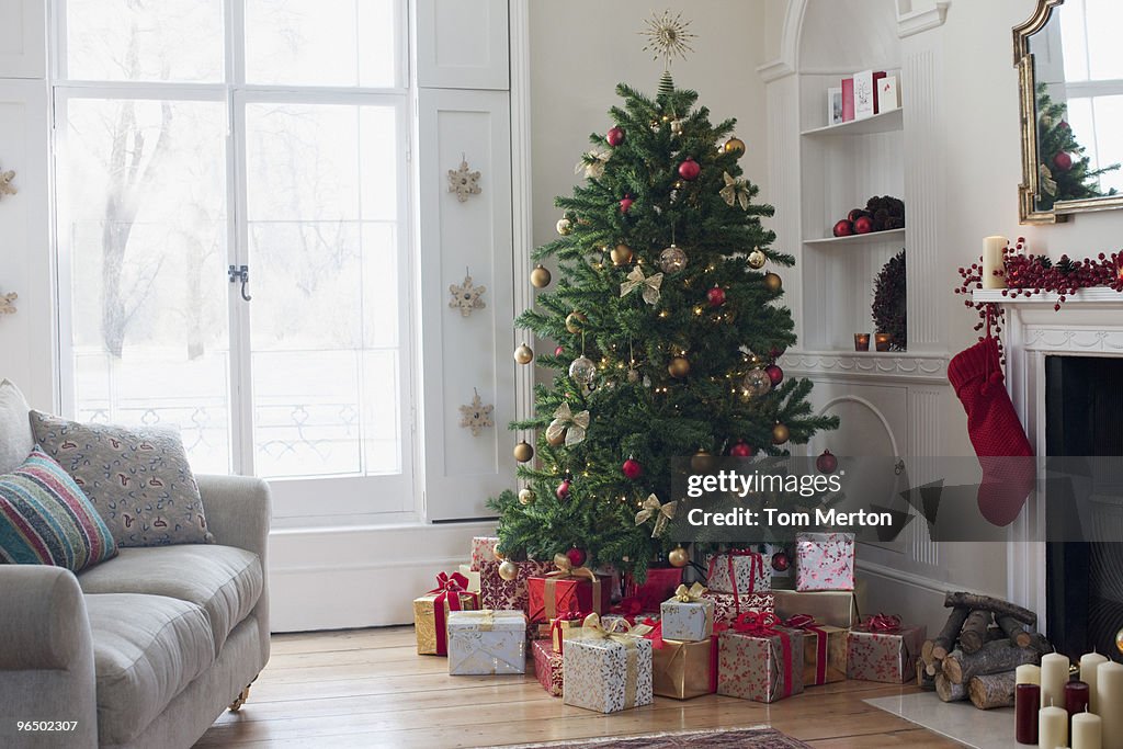 Natal árvore rodeada com presentes