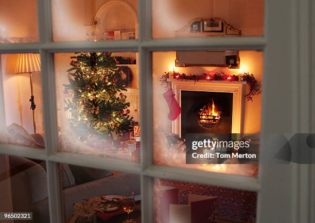 weihnachtsbaum im wohnzimmer hinter dem fenster - tradition stock-fotos und bilder
