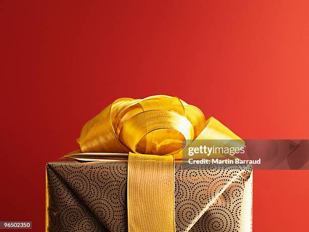 weihnachtsgeschenk mit gold band - christmas present isolated stock-fotos und bilder