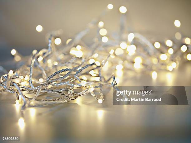 pila de luces de cadena iluminado - cadena de luces fotografías e imágenes de stock