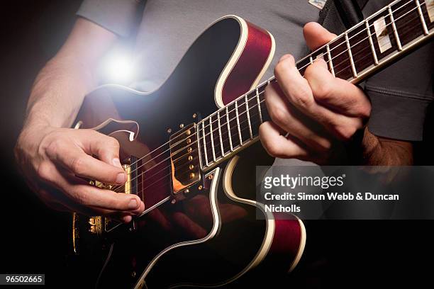 man playing electric guitar - guitarra elétrica - fotografias e filmes do acervo