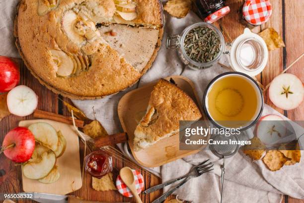 overhead view of apple pie on table - apple cake stock pictures, royalty-free photos & images