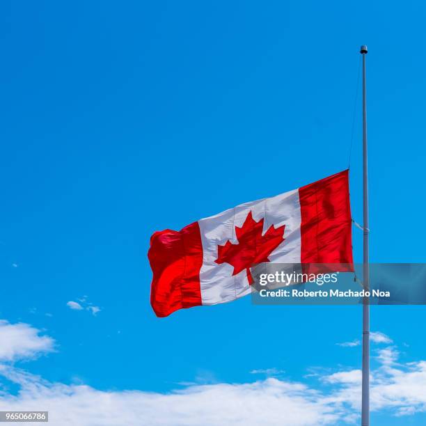 canadian flag at half-staff , toronto, canada - bandera a media asta fotografías e imágenes de stock