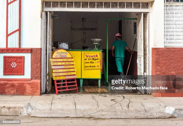 the opening of a private butcher shop, santa clara, cuba - villa clara province stock pictures, royalty-free photos & images