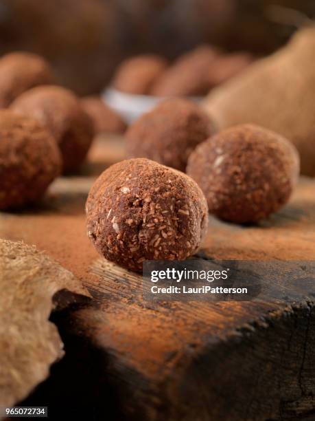 glutenfrei, kakao und kokosnuss energie bites - kakaopulver stock-fotos und bilder