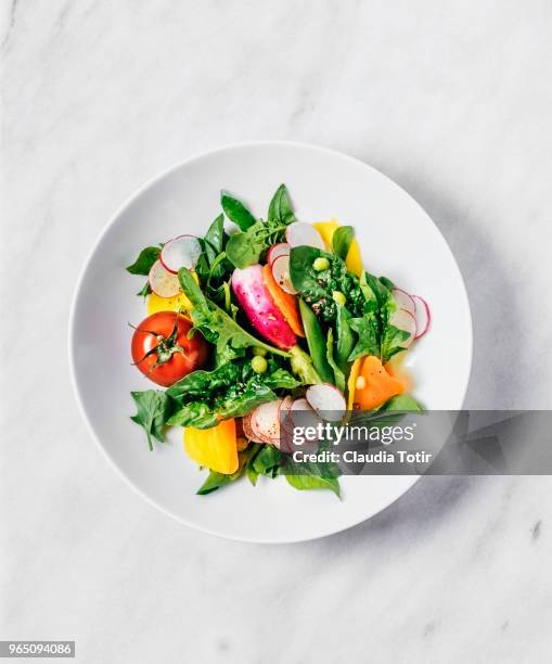 fresh salad - 俯瞰　料理 ストックフォトと画像