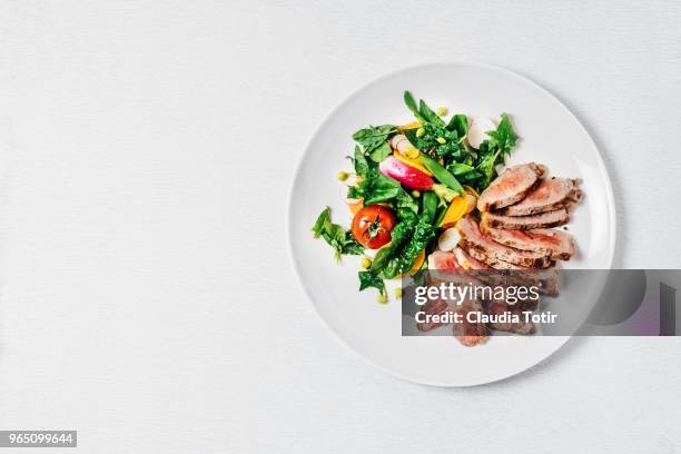 steak with salad - viande fond blanc photos et images de collection