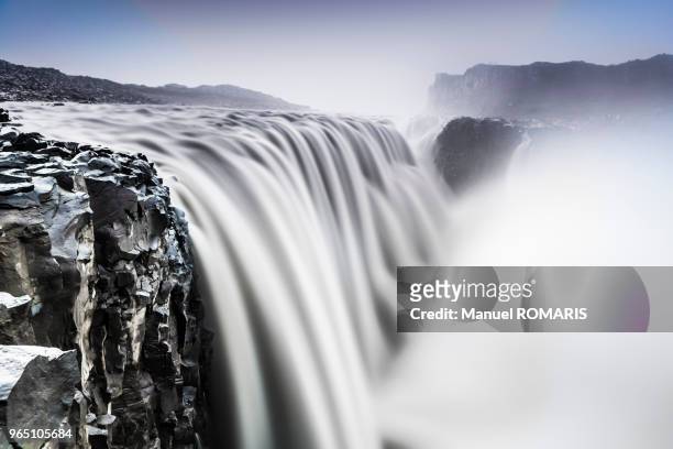 dettifoss waterfall - catarata dettifoss fotografías e imágenes de stock