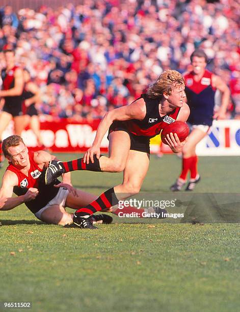 Mark Harvey of the Bombers makes a break during a VFL match between Essendon Bombers and Melbourne Demons on August 1, 1989 in Melbourne, Australia.