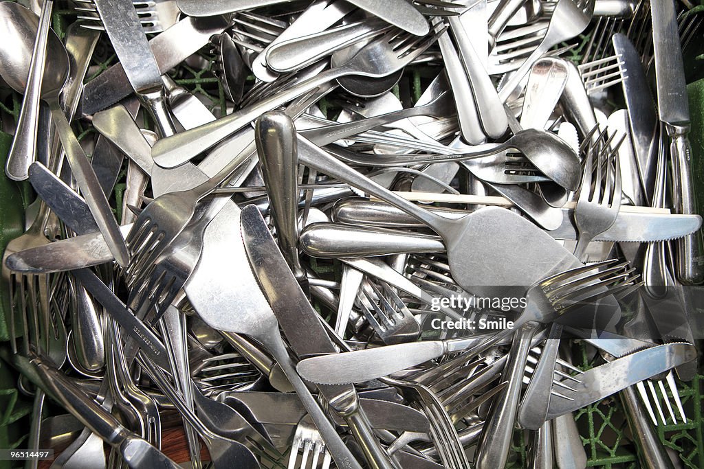 Mixed cutlery in a rack
