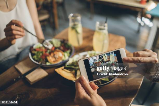 im zimmer speisen - foodie stock-fotos und bilder