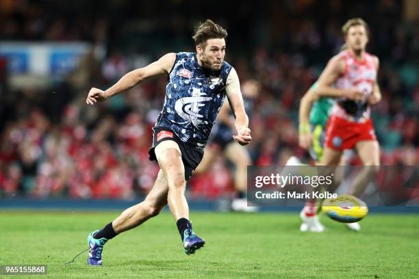 Dale Thomas of the Blues kicks during the round 11 AFL match between the Sydney Swans and the Carlton Blues at Sydney Cricket Ground on June 1, 2018...