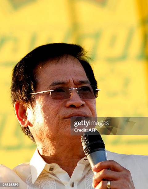 Philippine religious leader and presidential candidate Eddie Villanueva delivers his opening campaign speech to a crowd of supporters at Luneta, in...