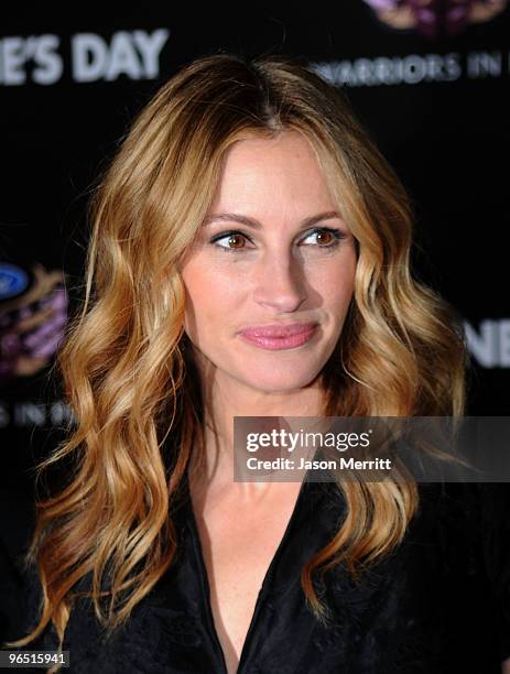 Actress Julia Roberts arrives at the premiere of New Line Cinema's "Valentine's Day" at Grauman's Chinese Theatre on February 8, 2010 in Hollywood,...