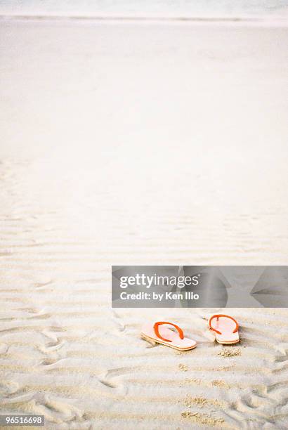 flip-flops on a white sand beach - ken ilio fotografías e imágenes de stock