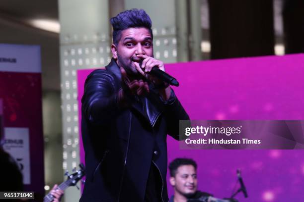 Singer Guru 239 Guru Randhawa Photos & High Res Pictures - Getty Images