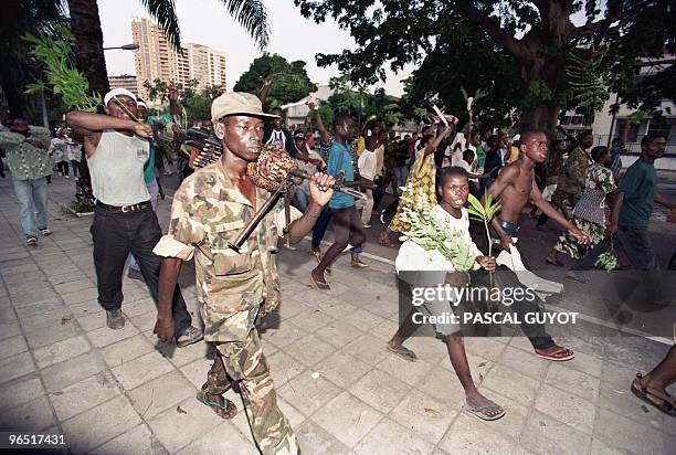Kinshasa inhabitants jubilate as they greet Laurent Desire Kabila's Alliance rebel troops entering the city, 17 May 1997. Downtown Kinshasa...
