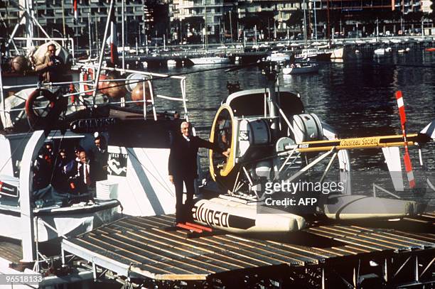Photo datée de novembre 1975 de l'explorateur et océanographe français Jacques-Yves Cousteau à bord de son navire "la Calypso", dans le port de...