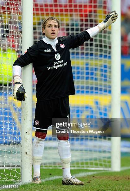 Goalkeeper Tobias Sippel of Kaiserslautern gestures during the Second Bundesliga match between 1.FC Kaiserslautern and SC Paderborn at Fritz- Walter...