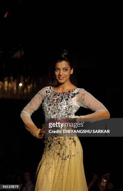 Bollywood film actress Mugdha Godse presents a creation of designer Swapnil Shinde, during the first day of the Bangalore Fashion Week in Bangalore...