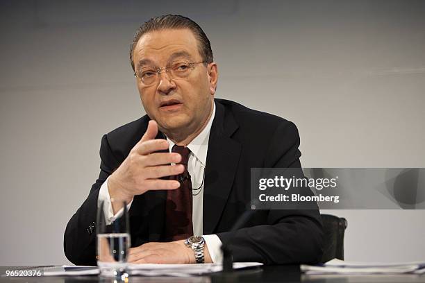 Oswald Gruebel, chief executive officer of UBS AG, gestures while speaking at the bank's news conference in Zurich, Switzerland, on Tuesday, Feb. 9,...