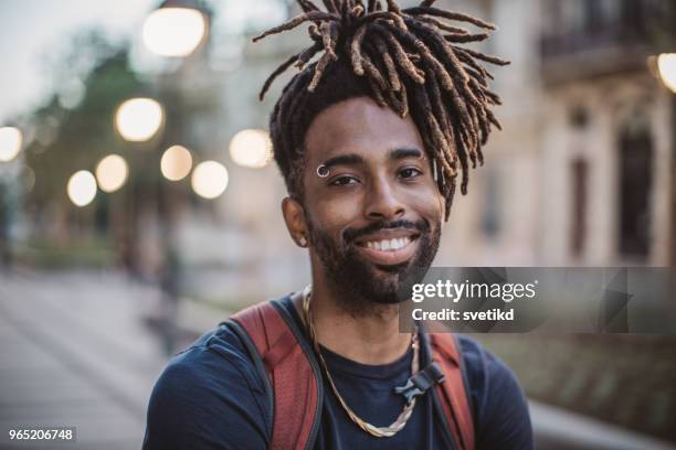 siempre disfrutar en paseos descuidados - cabello rastafari fotografías e imágenes de stock