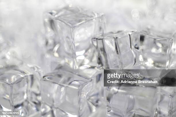 clear cubes in a heap - ghiaccio tritato foto e immagini stock