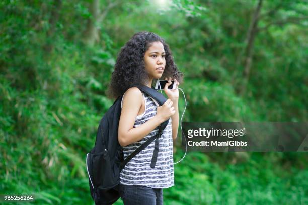 teenage girl walking mountainside - mamigibbs imagens e fotografias de stock