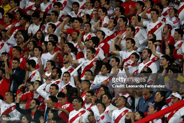 Fans of Peru cheer for their team during the international friendly match between Peru and Scotland at Estadio Nacional de Lima on May 29, 2018 in...