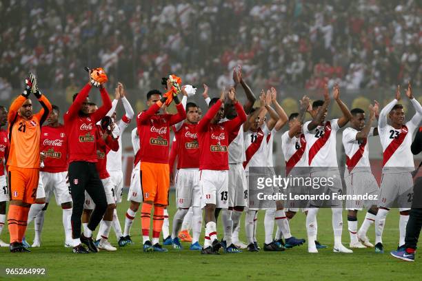 Players of Peru wave to the fans after the international friendly match between Peru and Scotland at Estadio Nacional de Lima on May 29, 2018 in...