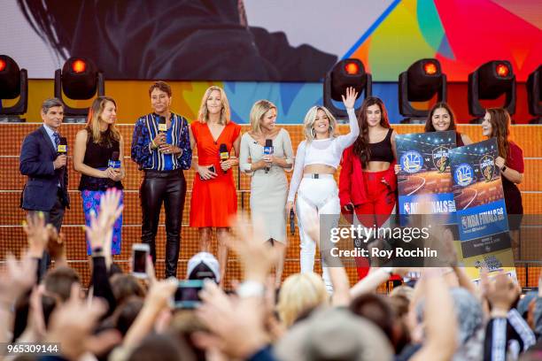 George Stephanopoulos, Ginger Zee, Robin Roberts, Lara Spencer, Amy Robach, Halesy, Lauren Jauregui on stage as Halesy performs on ABC's "Good...