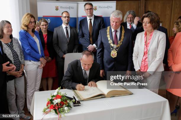 The Rhineland-Palatinate State Minister of Science Konrad Wolf signs the Golden Book of the city of Worms. The Rhineland-Palatine cabinet of...