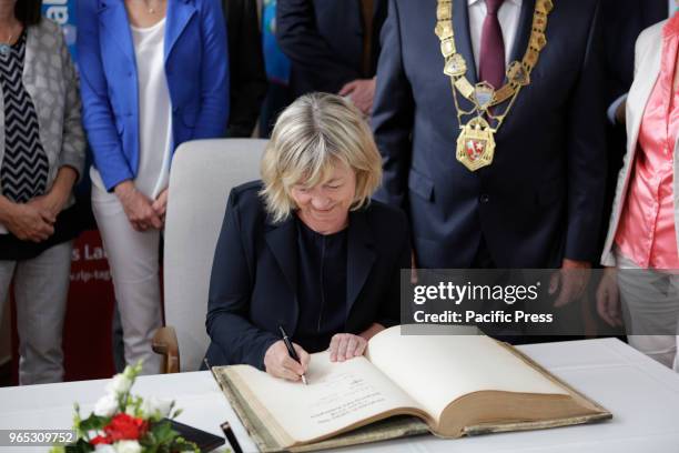 The Rhineland-Palatinate State Minister of Finance Doris Ahnen signs the Golden Book of the city of Worms. The Rhineland-Palatine cabinet of...