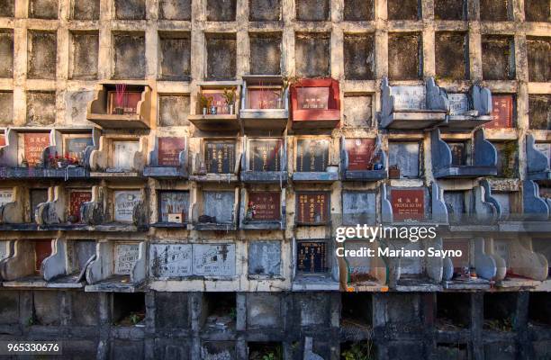 decorative gravestones in chinese graveyard. - gram stain stock-fotos und bilder