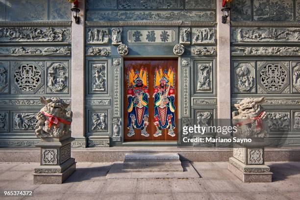 front door of a chinese temple with imperial lion guard - old manila stock pictures, royalty-free photos & images