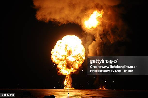 2008 mcas miramar air show - mushroom cloud stock pictures, royalty-free photos & images