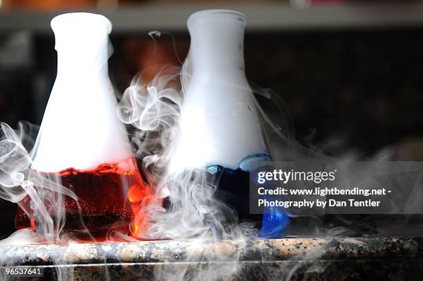 fun with dry ice! - chemische reaktion stock-fotos und bilder