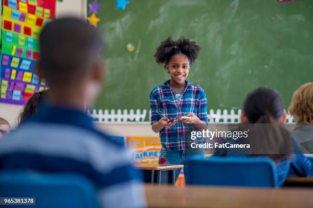 bezig met een klasse presentatie - kid presenting stockfoto's en -beelden