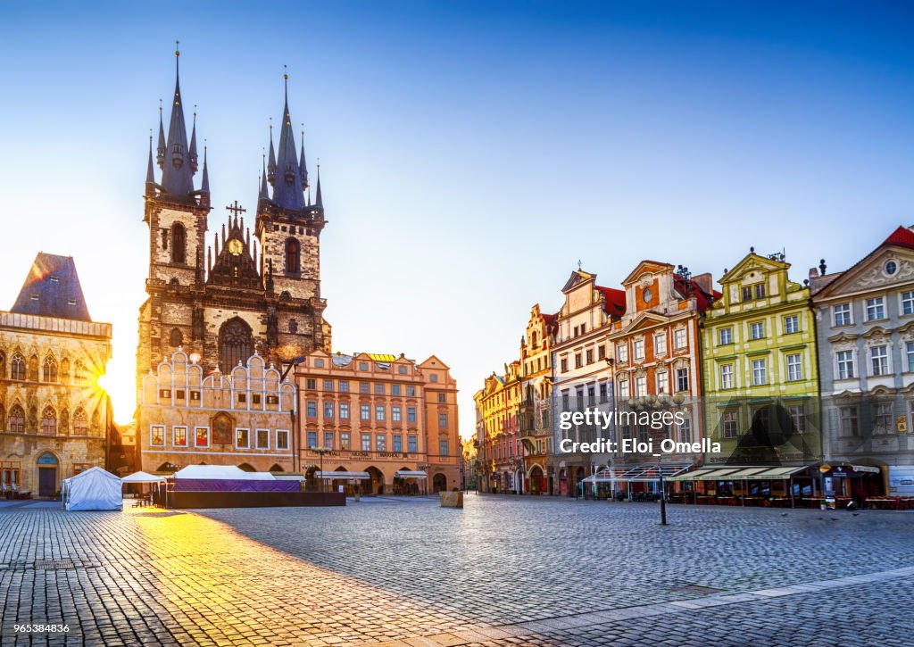 Plaza del casco antiguo y la iglesia de nuestra Señora de Týn de Praga al amanecer. República Checa