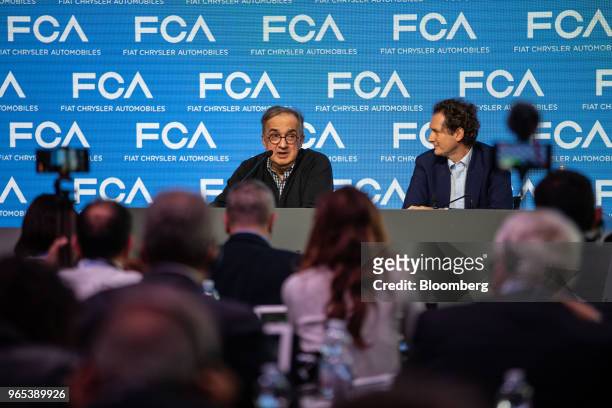 Sergio Marchionne, chief executive officer of Fiat Chrysler Automobiles NV, left, speaks as John Elkann, chairman of Fiat Chrysler Automobiles NV,...
