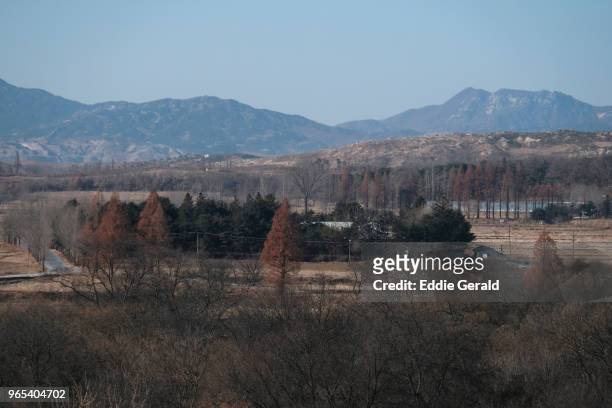the joint security area (jsa) inside the dmz between south and north korea - north korea landscape - fotografias e filmes do acervo