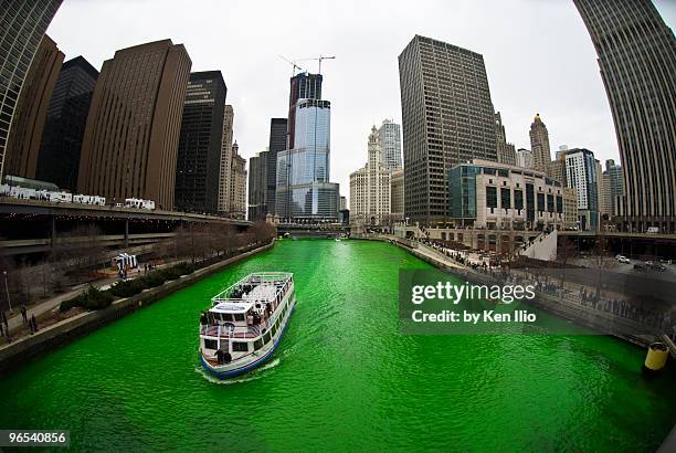 the greening of the chicago river   - ken ilio fotografías e imágenes de stock