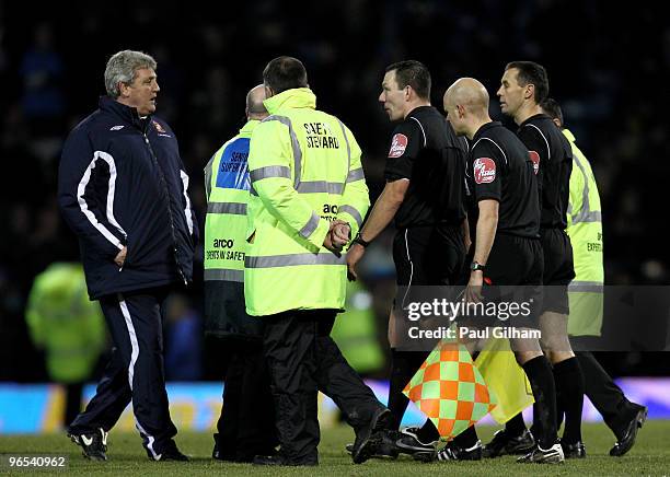 Manager Steve Bruce of Sunderland confronts referee Kevin Friend at the end of the Barclays Premier League match between Portsmouth and Sunderland at...