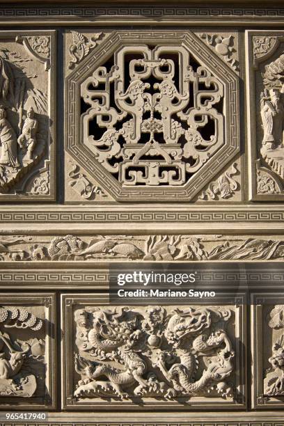 dragon statue and relief carvings on traditional chinese temple - local landmark ストックフォトと画像