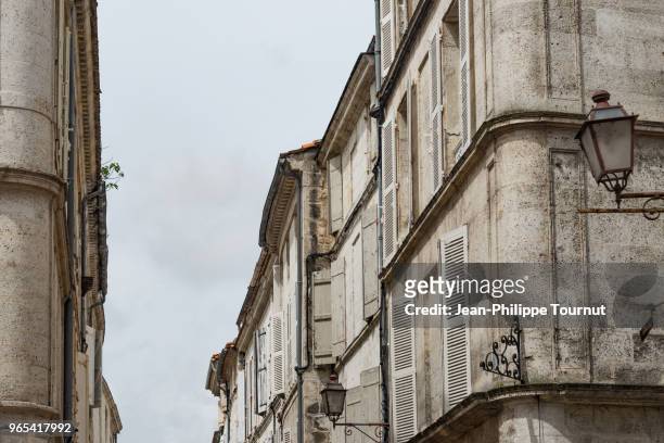 buildings in the old town of angoulême, france - charente fotografías e imágenes de stock