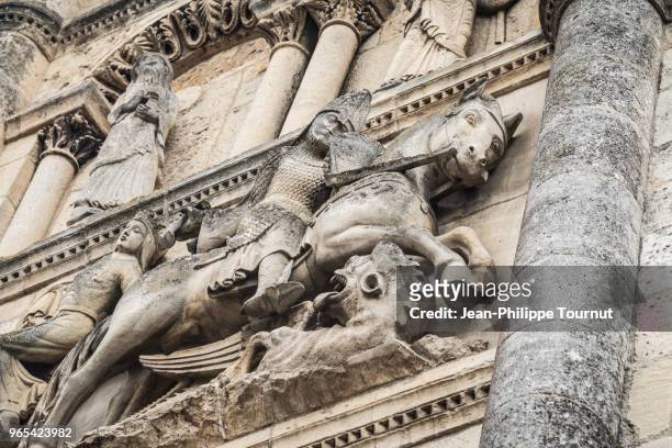the golden legend, saint george slaying the dragon on angouleme cathedral, cathédrale saint-pierre d'angoulême, france - moleculas stockfoto's en -beelden