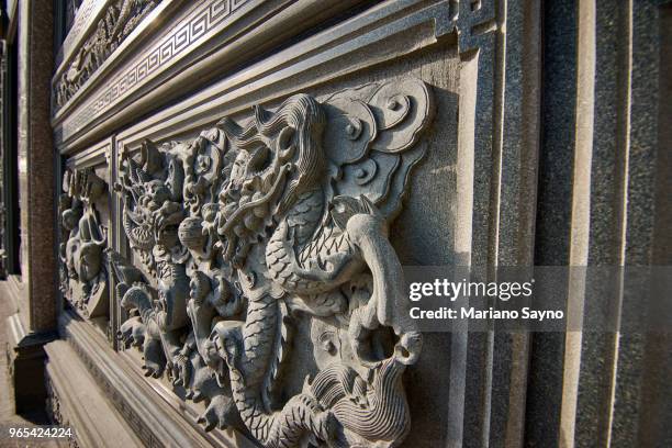 dragon statue and relief carvings on traditional chinese temple - local landmark stockfoto's en -beelden