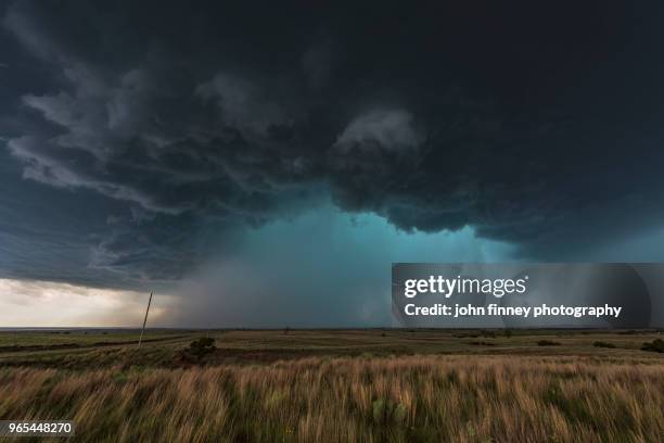 hail core thunderstorm with severe inflow winds, oklahoma. usa - inflow - fotografias e filmes do acervo