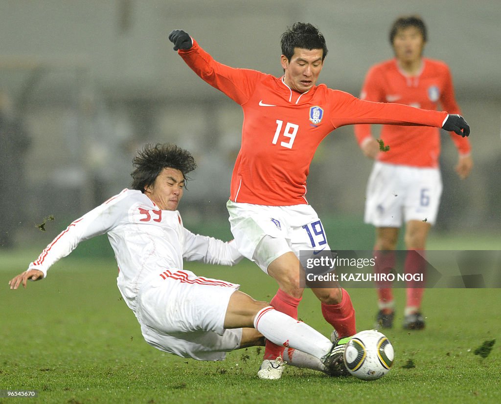 South Korea's midfielder Oh Jang Eun (C,