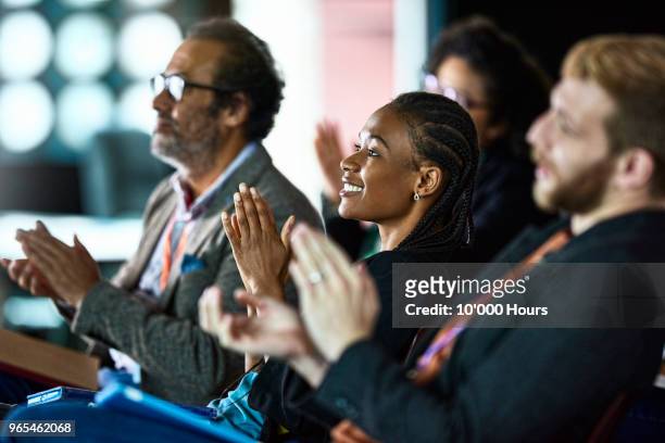audience applauding at conference - business event stockfoto's en -beelden